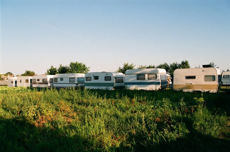 Caravanes alignées sur emplacements de camping saisonnier — illustration assurance VR saisonnier vs annuel
