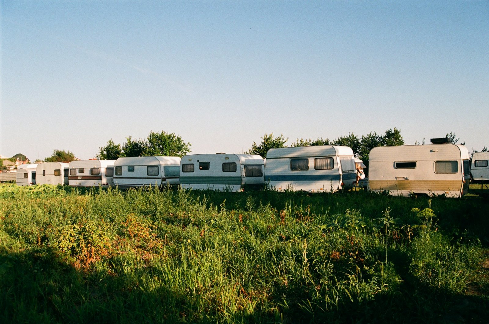Caravanes alignées sur emplacements de camping saisonnier — illustration assurance VR saisonnier vs annuel