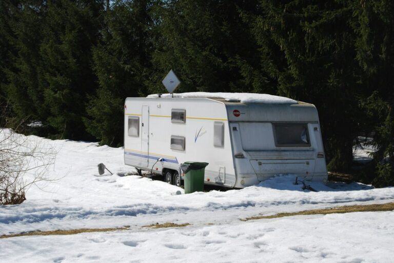 Caravane VR sous la neige en remisage hivernal québécois — assurance et protection hiver