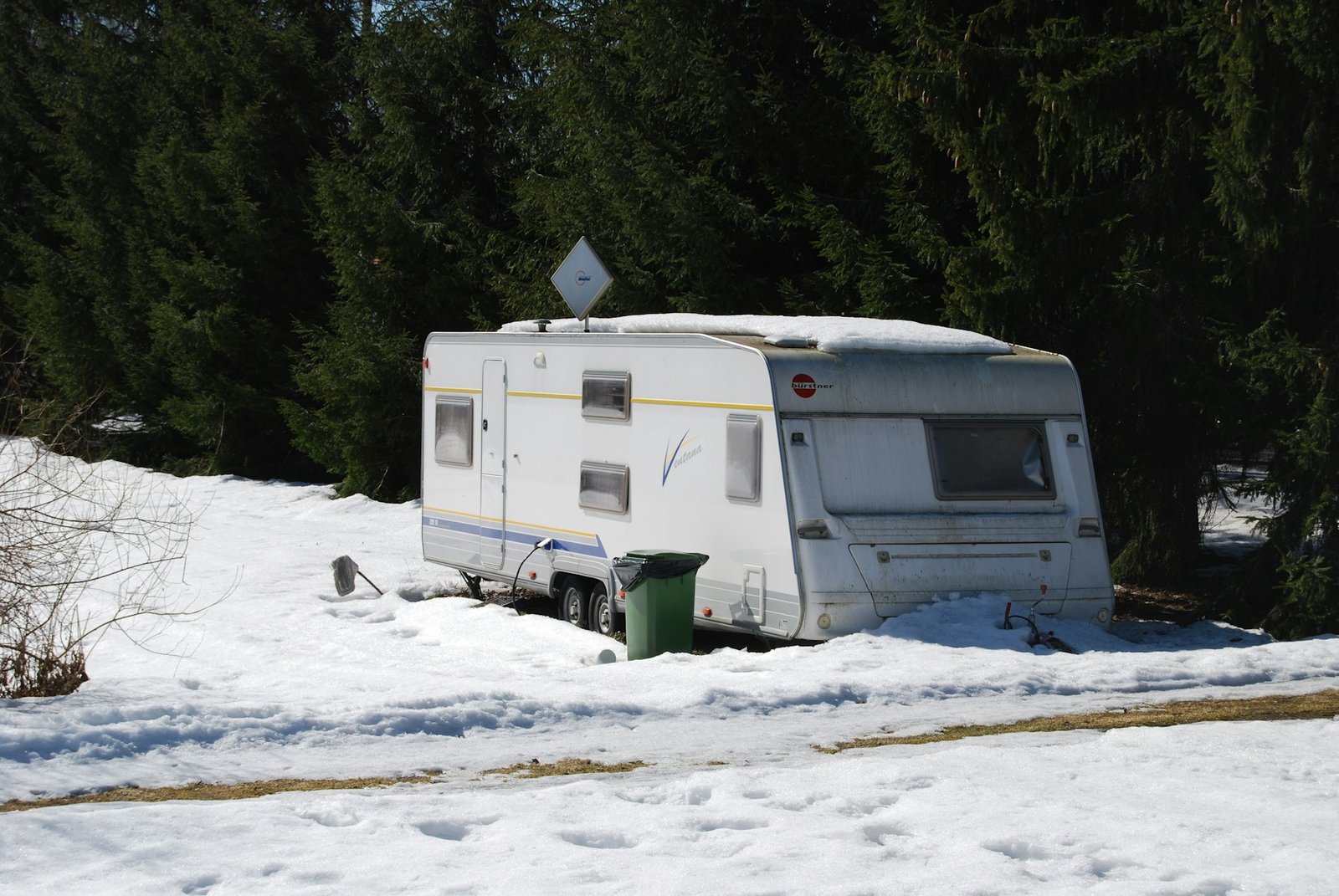 Caravane VR sous la neige en remisage hivernal québécois — assurance et protection hiver